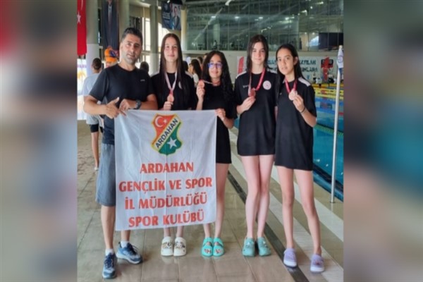 Ardahanlı yüzücüler, Anadolu Yıldızlar Ligi Yüzme Grup Müsabakaları’nda madalya kazandı