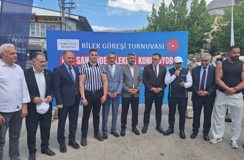 Erzurum’da sanayi esnafı bilek güreşinde yarıştı