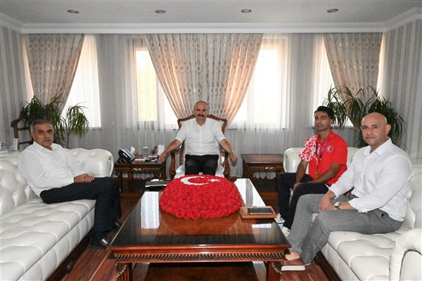 Avrupa şampiyonu milli atlet Demir’den Vali Canalp’e ziyaret