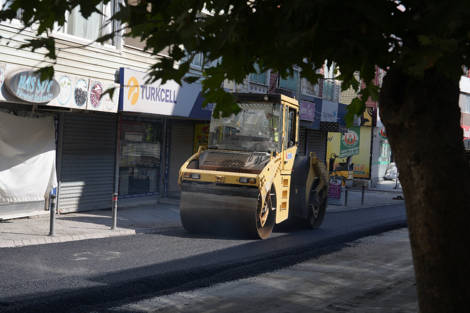 Kartal Belediyesi’nden üç mahallede eş zamanlı yol yenileme çalışması