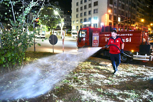 Giresun’da aşırı sıcaklara karşı itfaiyeden sulama desteği