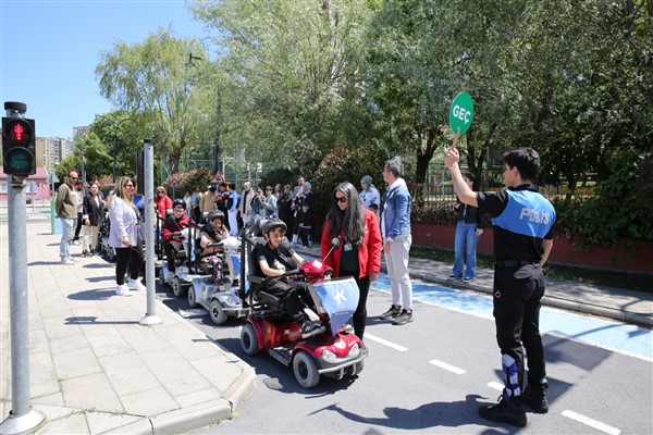 Çocuk Trafik Eğitim Parkı’nda çocuklara trafik ve ilk yardım eğitimi veriliyor