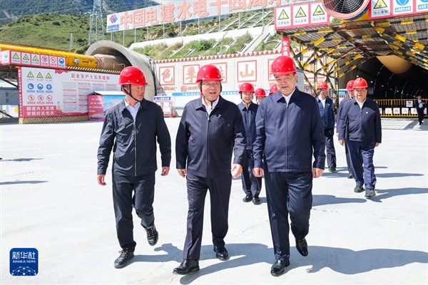 Başbakan Li’den ulusal projelerin yüksek nitelikte uygulanmasına vurgu