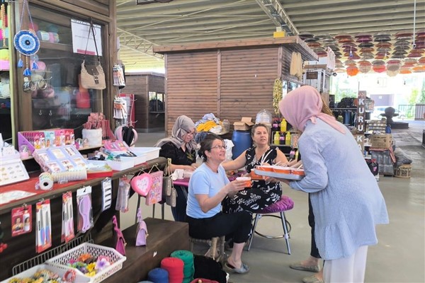 Kayapınar’da kadın dayanışmasıyla aşure dağıtımı yapıldı