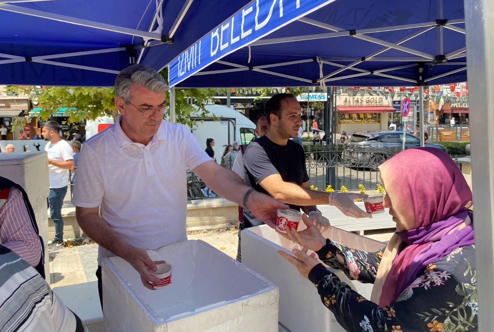 İzmit Belediyesi’nden aşure ikramı