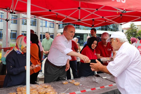 Başkan Özlü, cemaate aşure ikram etti