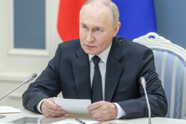 Putin, Macron ile üç yıl aradan sonra telefonda görüştü