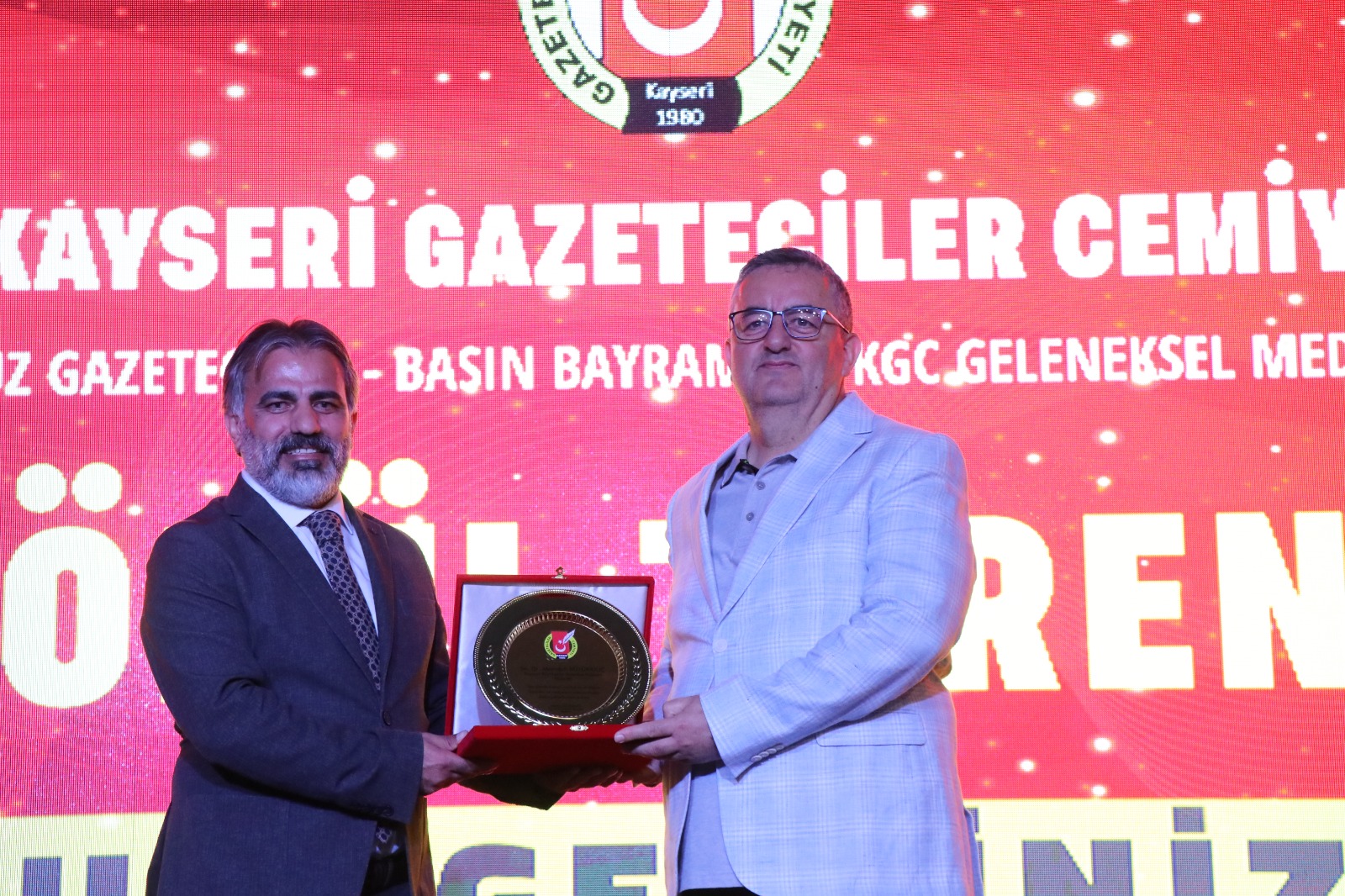 Başkan Büyükkılıç’a Kayseri basınından teşekkür plaketi