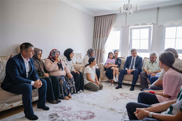 Başkan Tugay, yangın şehidi İbrahim Demir’in ailesini ziyaret etti