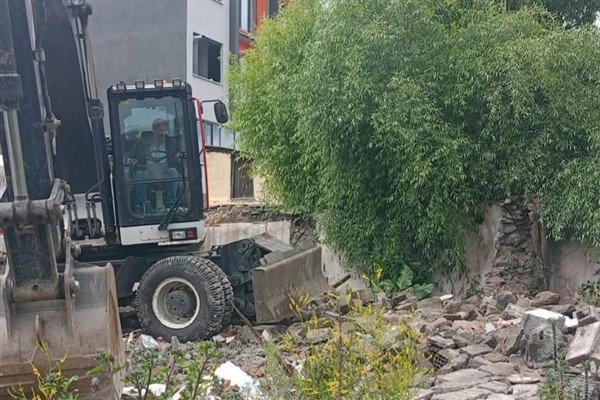 Kars’ta metruk yapıların yıkımı devam ediyor
