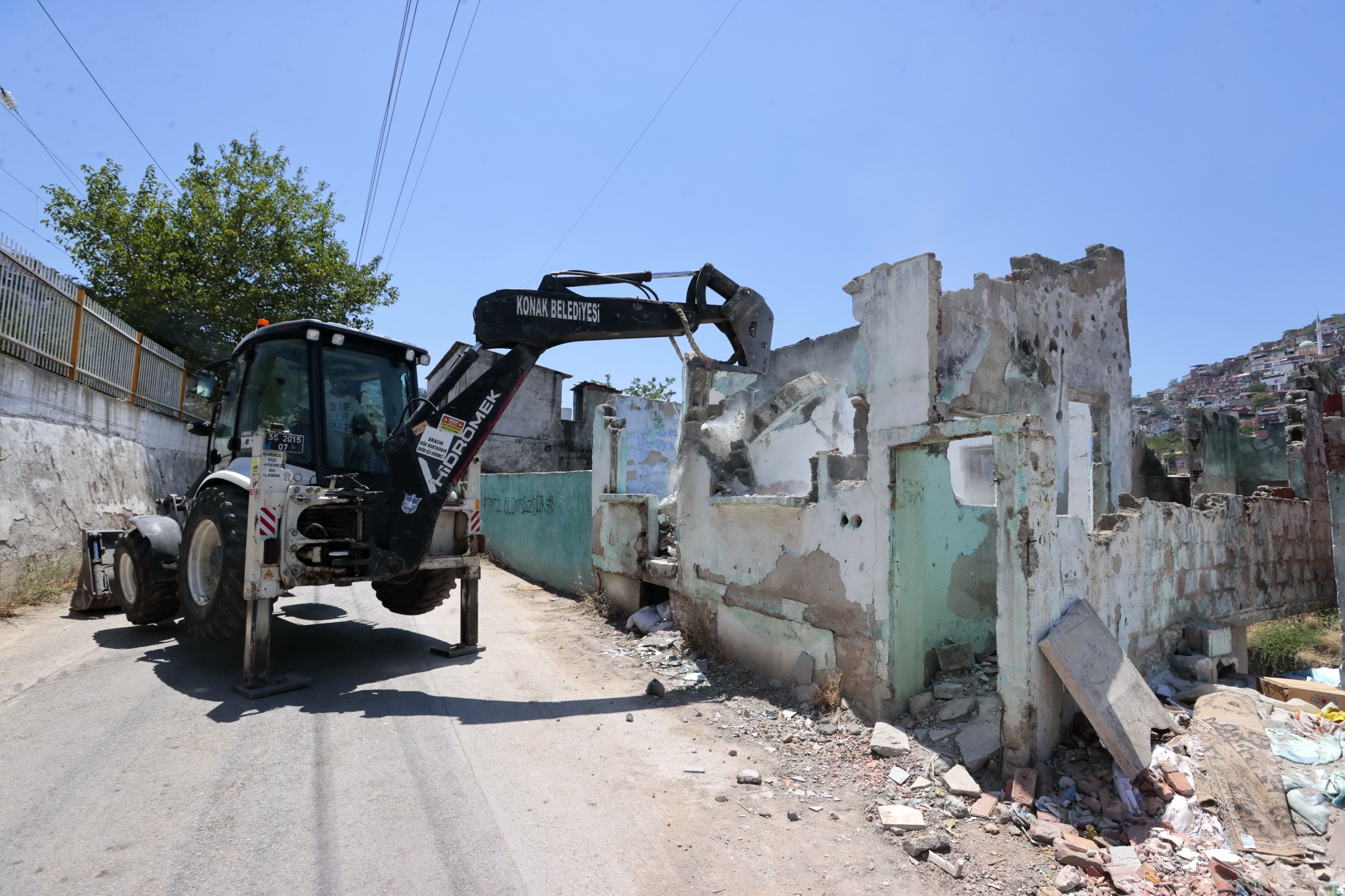 Konak’ta 15 ayda 162 metruk yıkım gerçekleştirildi