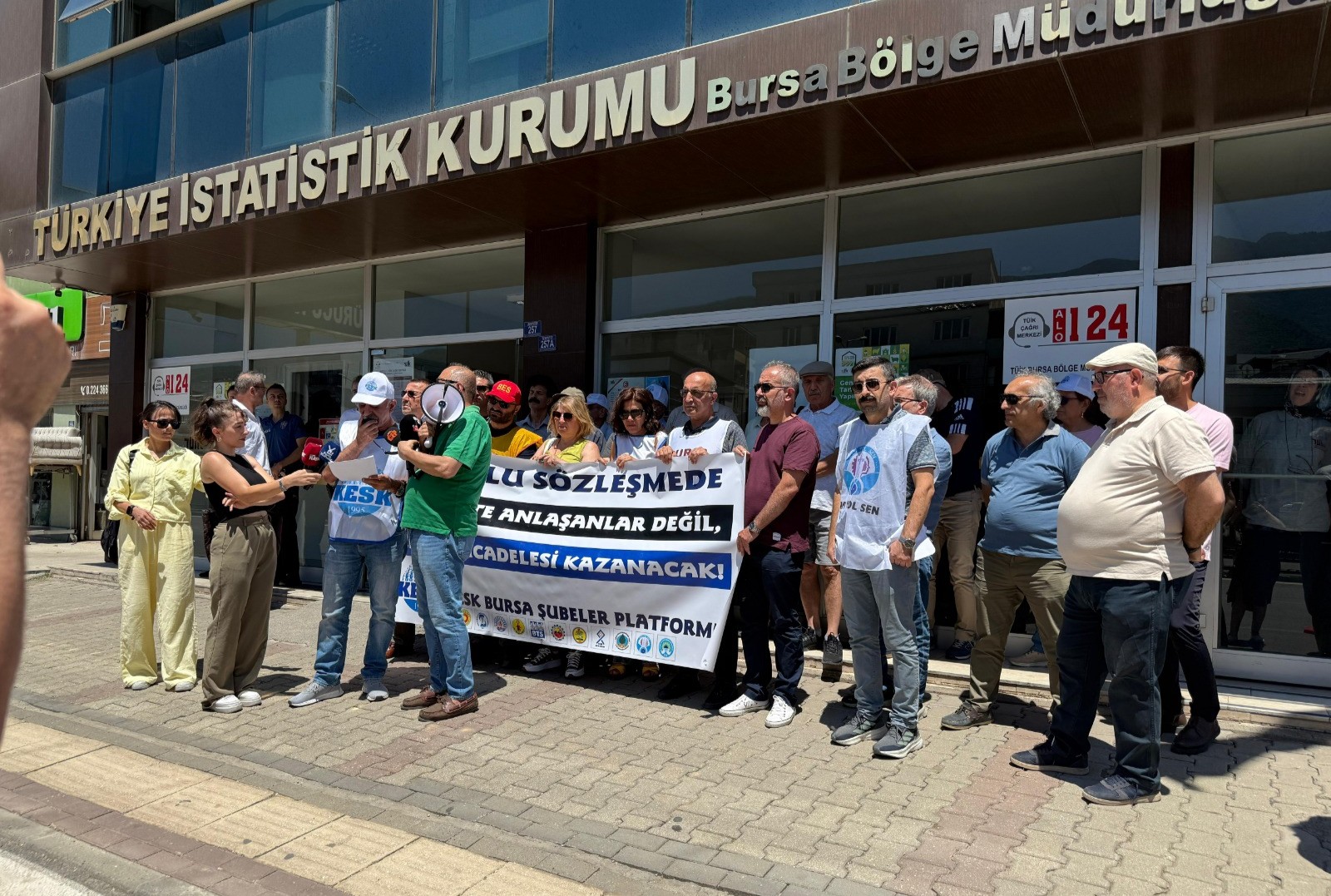 KESK’ten TÜİK önünde tepki: Sizin rakamlarınız yalan, bizim yoksulluğumuz gerçek