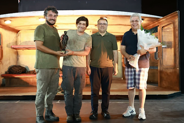 Derince’de sanat gecesi: “Hiç Kimsenin Öyküsü” sahnelendi