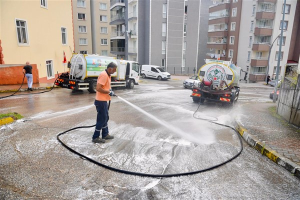 Nihatbey Caddesi, köpüklü suyla baştan sona yıkandı