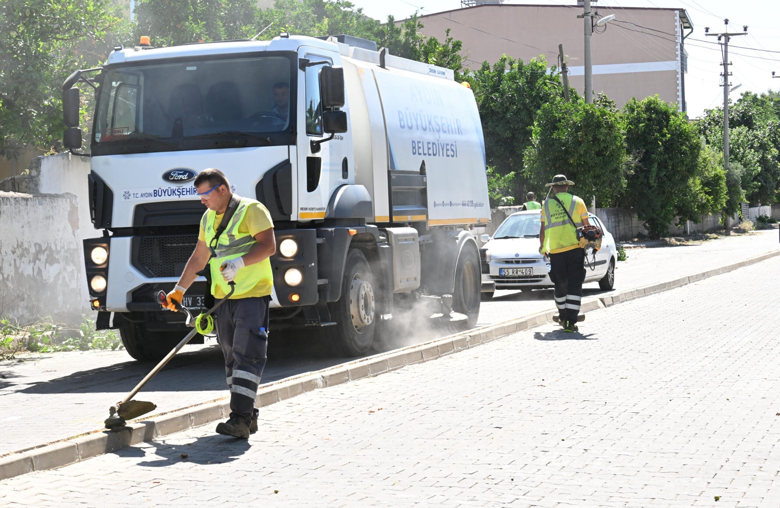 Aydın Büyükşehir Belediyesi’nden Umurlu’da temizlik çalışması