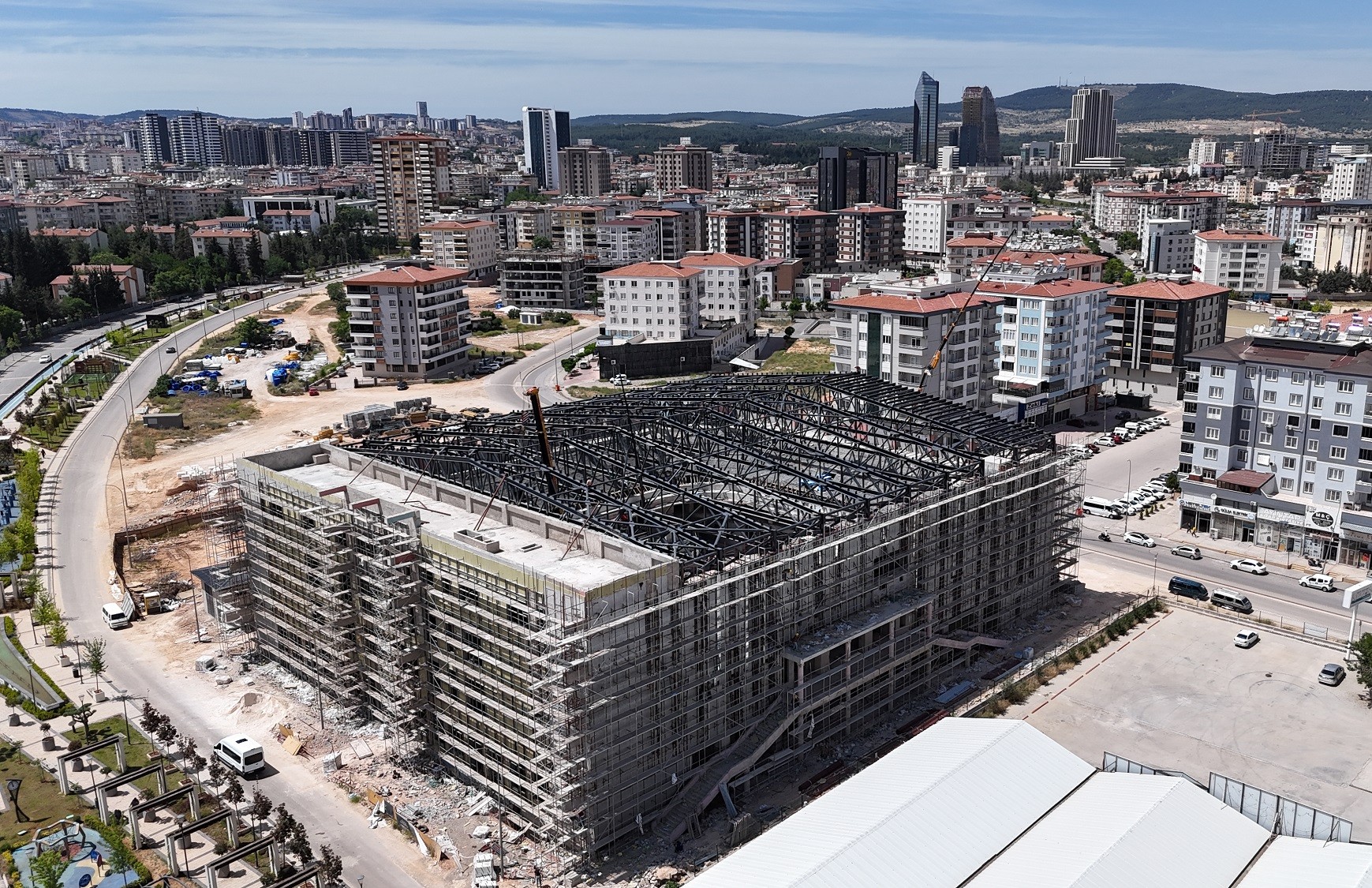 Kamil Ocak Kapalı Spor Salonu’nun yapımı sürüyor