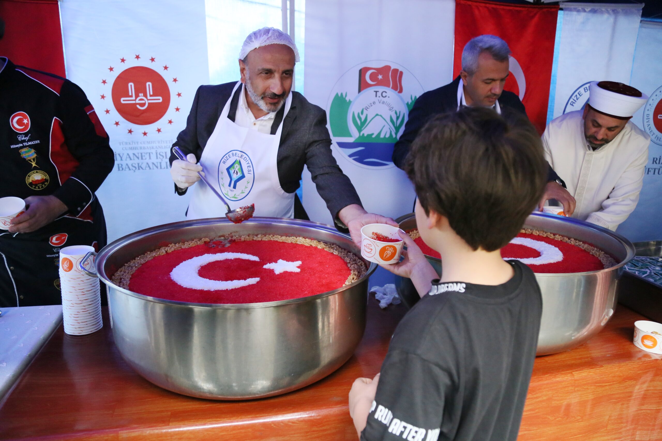 Ay yıldızlı aşureler Rize’de vatandaşlara ikram edildi