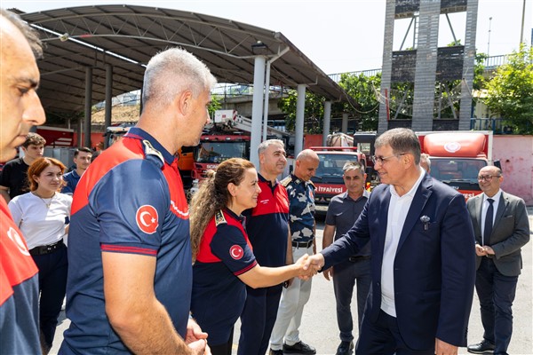 Başkan Tugay, İtfaiye Dairesi Başkanlığı personelini ziyaret etti.