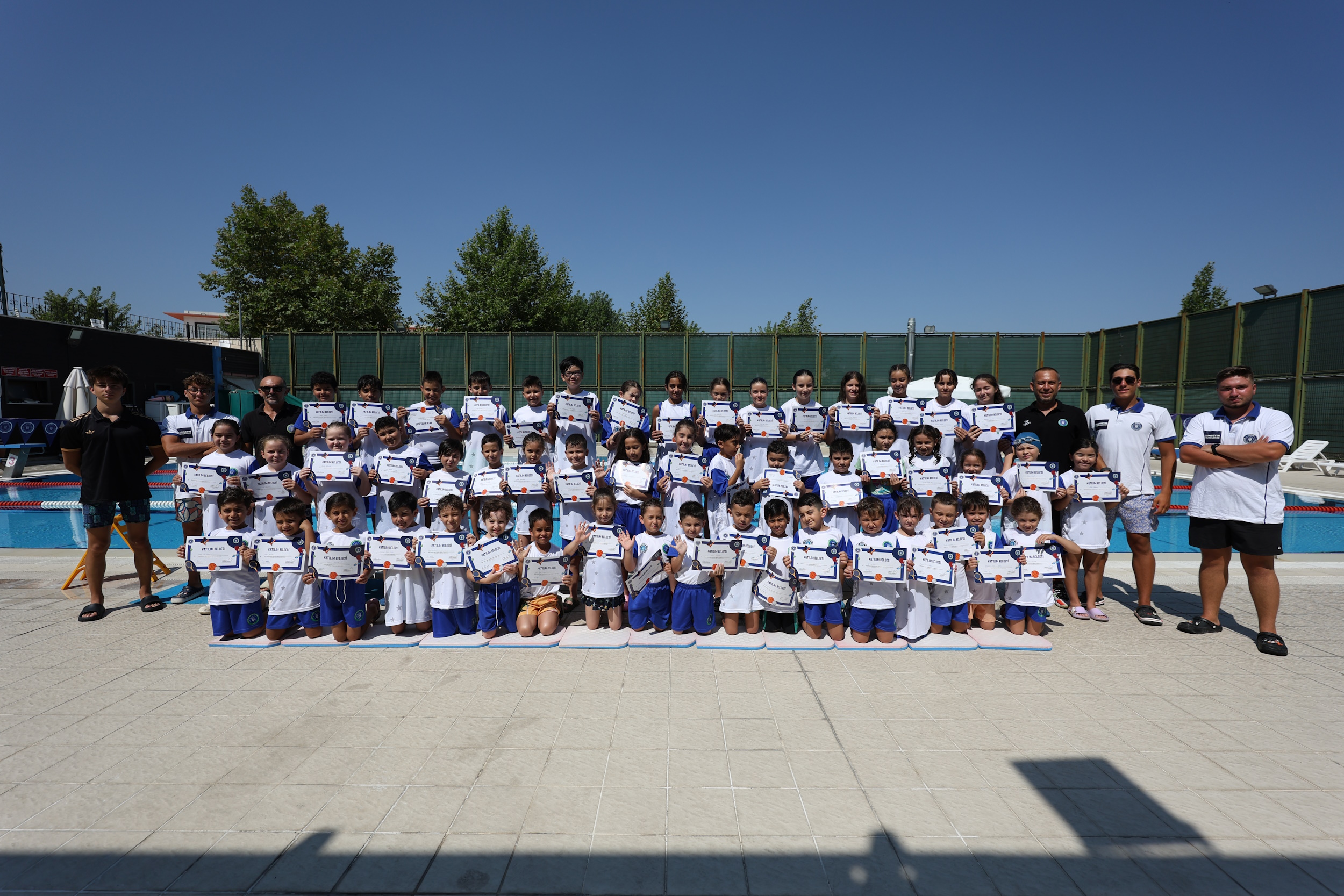 Bursa’da Yaz Spor Okulları’ndaki yüzme branşı ikinci dönemi sona erdi