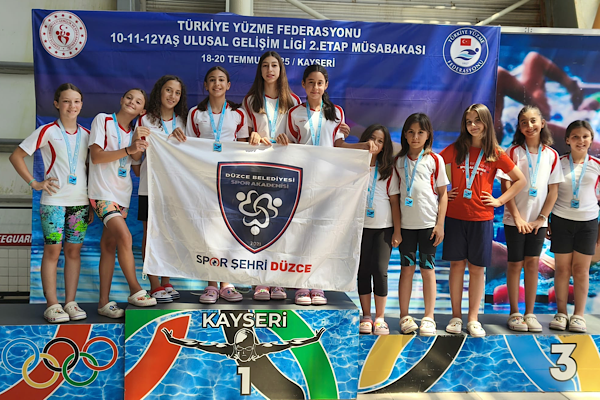 Düzce Belediyesi Yüzme Takımı, yarışlardan altın madalya ile döndü
