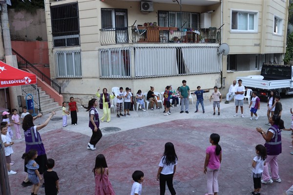 İzmit Belediyesi’nin düzenlediği çocuk şenlikleri devam ediyor