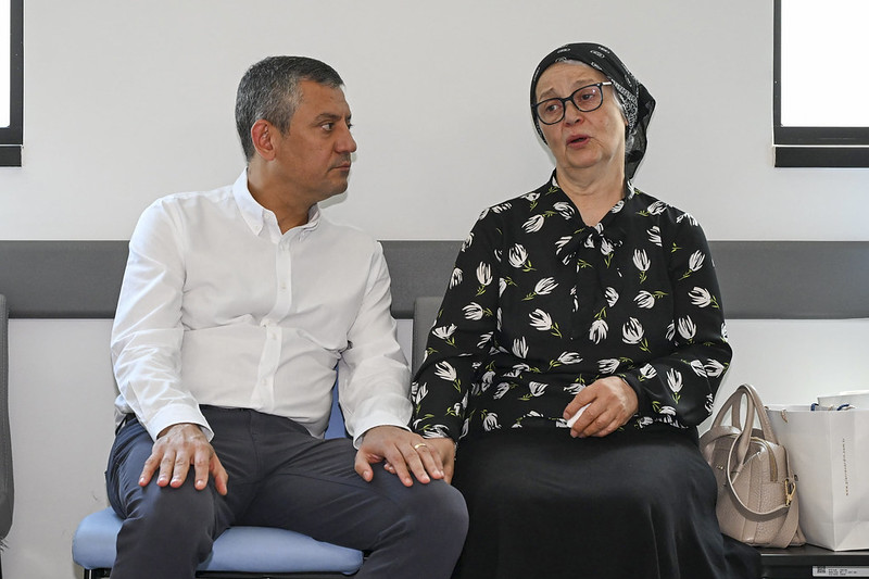 CHP Genel Başkanı Özel, Beylikdüzü Belediye Başkanı Çalık’ı hastanede ziyaret etti