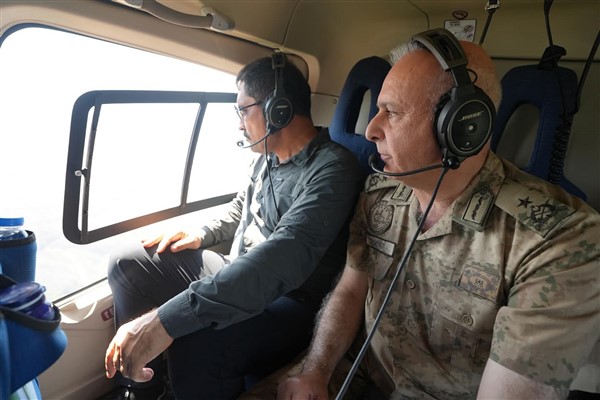 Hatay Valisi Masatlı, yangın alanını havadan inceledi