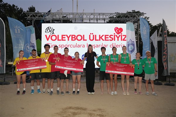 Plaj Voleybolu Şenliği, kupa töreniyle sona erdi