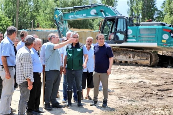 Kars Valisi Polat, sel felaketinden etkilenen köyleri ziyaret etti