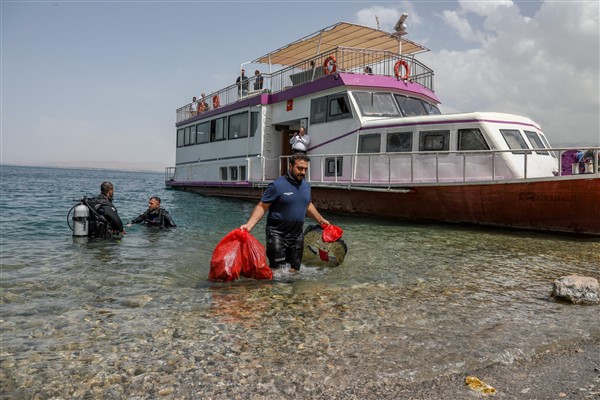 Van Gölü dibindeki atıklar temizlendi