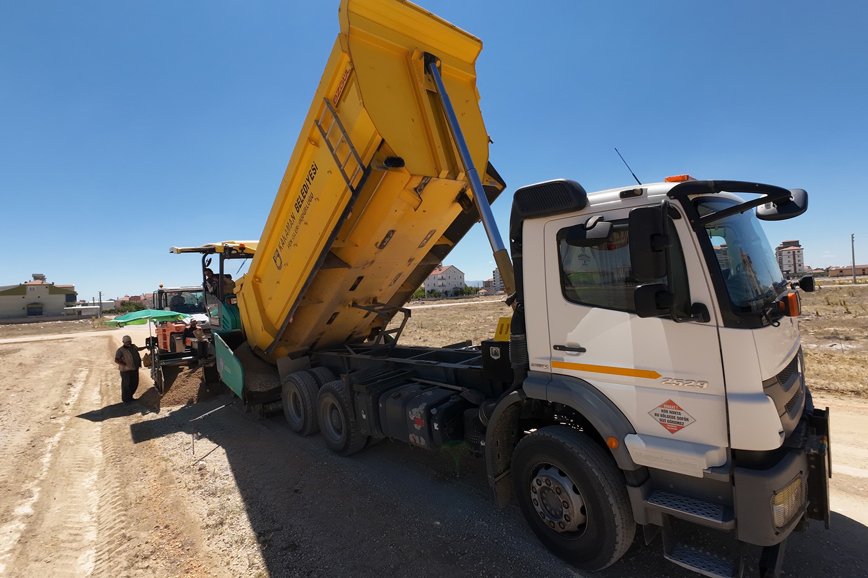 Yenişehir Mahallesi’nde yoğun asfalt mesaisi