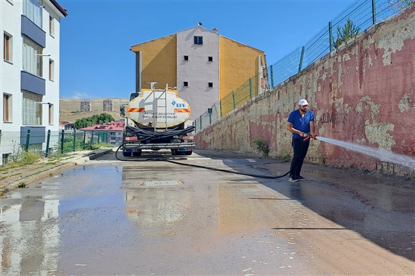 Bayburt’ta şehir temizliği, ilaçlama ve peyzaj çalışmaları devam ediyor