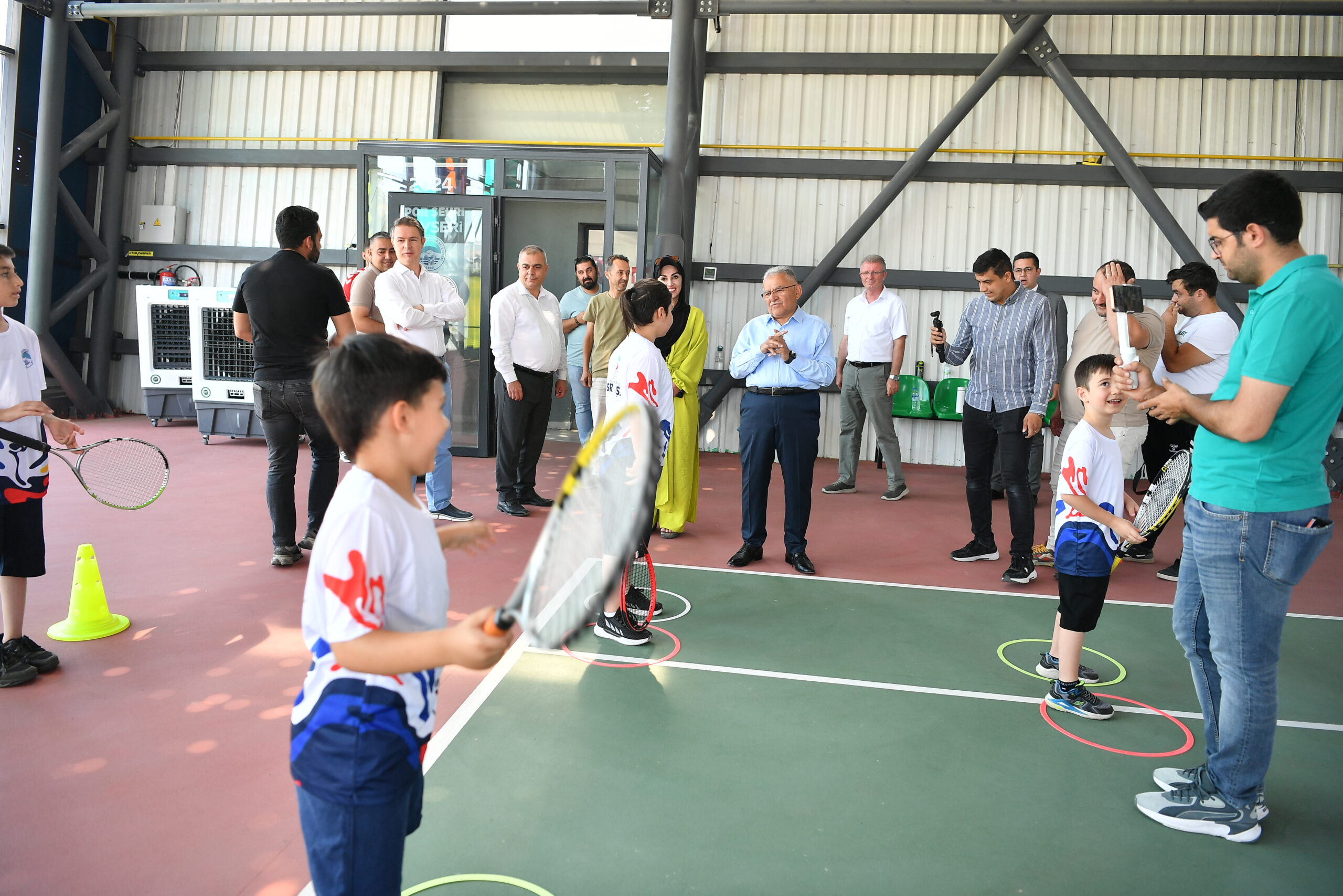 Başkan Büyükkılıç’tan spor salonu ve tenis kortunda sporcularla buluşma