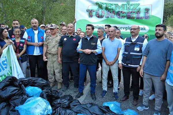 Tunceli Valisi Aygöl, öğrencilerle çevre temizliği yaptı