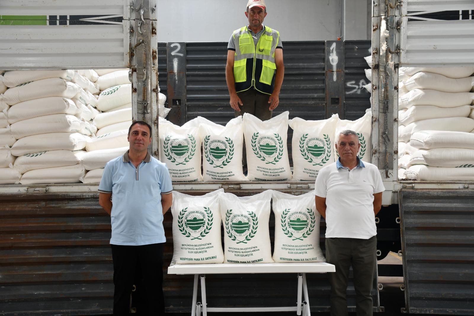 Beylikova Belediyesi’nden 500 aileye un dağıtıldı