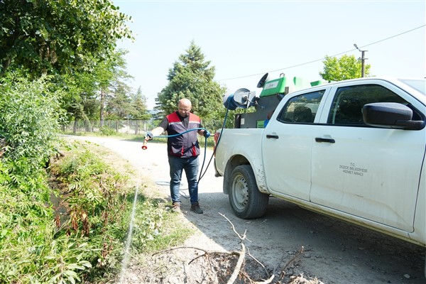 Düzce Belediyesi, ilaçlama çalışmalarına devam ediyor
