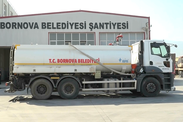 Bornova Belediyesi’nden  yangınlara TOMA tipi su tankeriyle müdahale