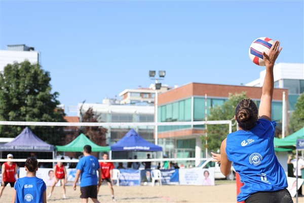 Eskişehir’de Plaj Voleybolu Şenliği devam ediyor