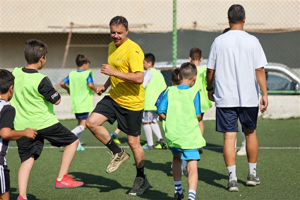 Profesyonel futbolcular, Bucalı çocuklarla buluştu