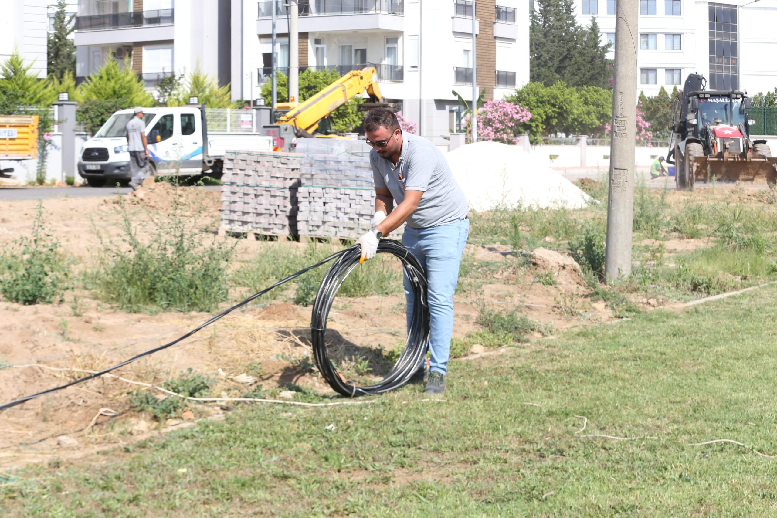 Kepez’den yeşil alanlara bakım çalışması