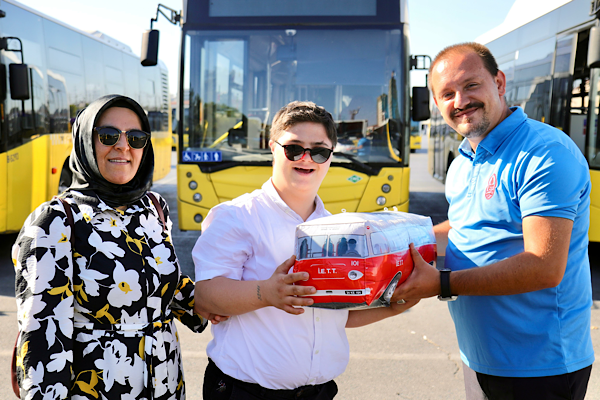 Down sendromlu genç, İETT Kaptanının müdahalesiyle ailesine ulaştırıldı