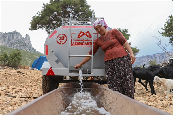 Mersin Büyükşehir’in “Sulama Tankeri Desteği Projesi”
