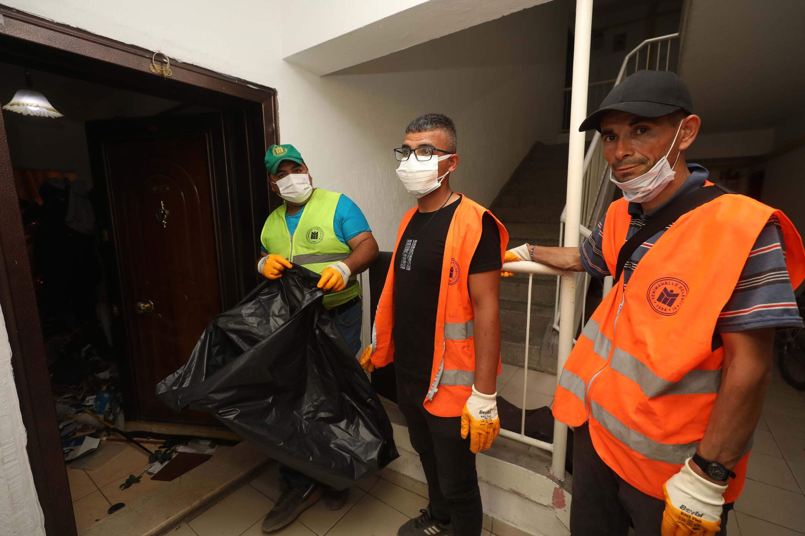 Yenimahalle’de çöp evden 3 kamyon çöp çıktı