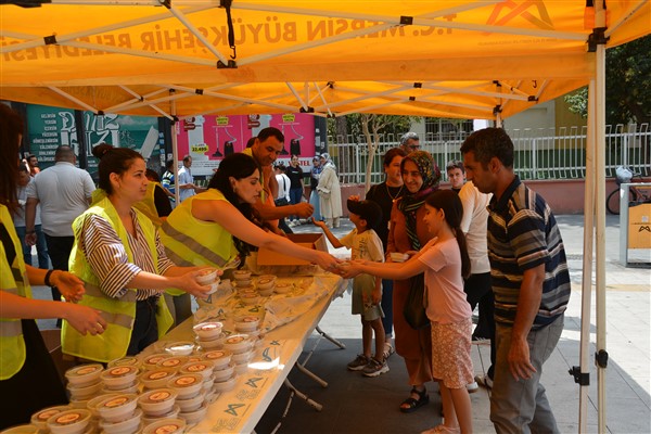 Mersin Büyükşehir Belediyesi’nden aşure ikramı