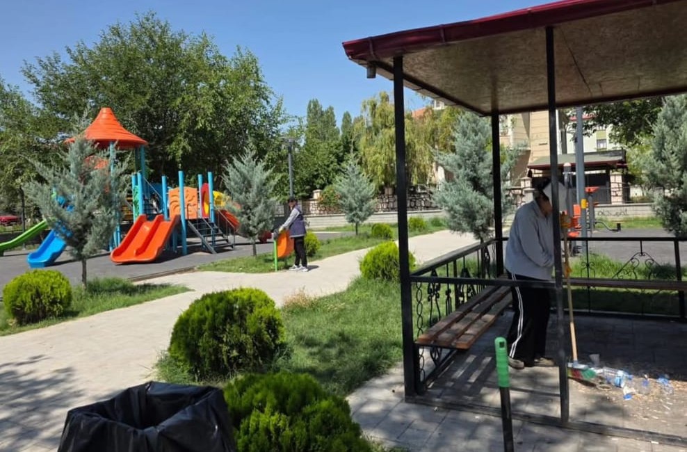 Iğdır Belediyesi, yeşil alanlarda bakım ve temizlik çalışmalarını sürdürüyor