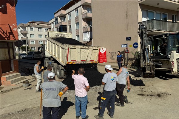 Karamürsel’de asfalt yama çalışmaları devam ediyor