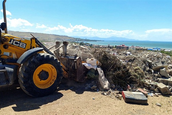 Van Büyükşehir Belediyesi’nden hafriyat temizleme çalışması