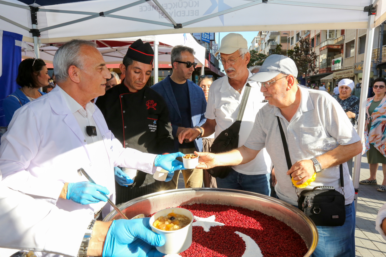Küçükçekmece Belediyesi’nden aşure ikramı