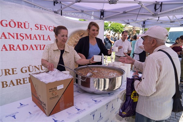 İzmir Büyükşehir Belediyesi, Muharrem ayı nedeniyle 10 bin kişilik aşure dağıttı