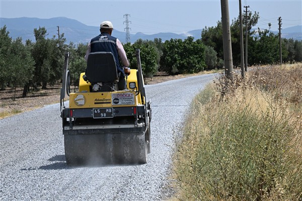 Akhisar ve Turgutlu ilçelerinde 22 kilometrelik yol çalışması